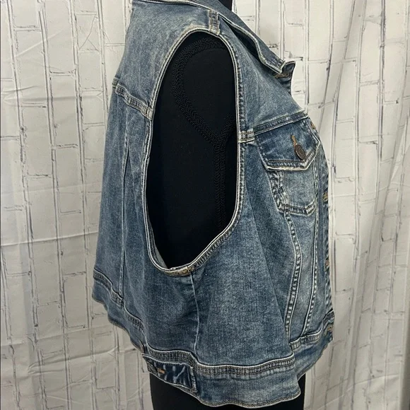 EUC Torrid Blue Denim Vest. Size 2 - Picture 5 of 5